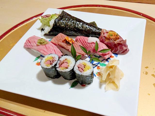 <font color="#ff1493"><strong>割烹・鮨 幸喜屋</strong></font><br>城下町にある創業60年になる老舗寿司店。漁場が近くにあるため、鮮度の高いネタが味わえると評判です。名物「城下かれい」をはじめ、会席料理や定食、寿司のほか、肉質等級4以上の豊後牛「おおいた和牛」を握った「おおいた和牛寿司」もおすすめです。<hr><span style="font-size:14px;"><strong>【DATA】 </strong><br /> 住所／日出町2543-1<br>電話／0977-72-2421<br>駐車場／30台<br>アクセス／日出ICから車で約10分<br /><a href="https://www.koukiya.jp/" target="_blank"><font color="#0033ff">詳細はこちら</font></a></span>