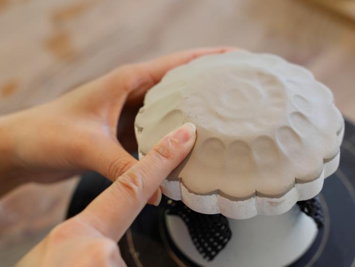 ▲器づくり体験は水～土曜開催(事前予約)。「豆皿型打ち体験」1名3850円(約60分)は初心者におすすめ