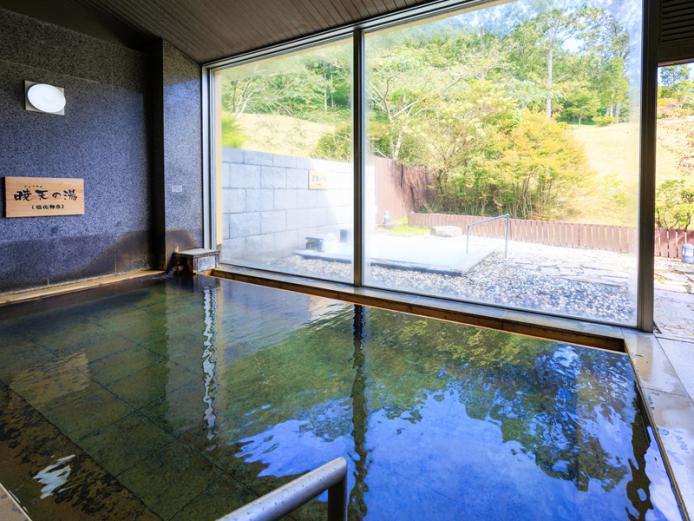 <font color="#800080"><strong>天空の大地 久住高原ホテル</strong></font><br>くじゅう国立公園内の高台に位置し、くじゅう連山や久住高原、阿蘇五岳を望む自然に包まれた宿。二つの源泉が湧く温泉が自慢で、露天風呂では温泉特有の香りが心地よい「硫黄泉」が、内湯ではメタケイ酸を多く含む「塩化物泉」を楽しむことができる。<hr><span style="font-size:14px;">【DATA】<br >・住所／竹田市久住町久住4031<br>・電話／0974-76-1211<br>・種類／内湯、露天<br>・泉質／含二酸化炭素・硫黄-カルシウム-硫酸塩泉／ナトリウムー塩化物、硫酸塩、炭酸水素塩温泉<br><a href=" https://kujukogenhotel.com/" target="_blank"><font color="#0033ff">詳細はこちら</font></a></span><br><br>