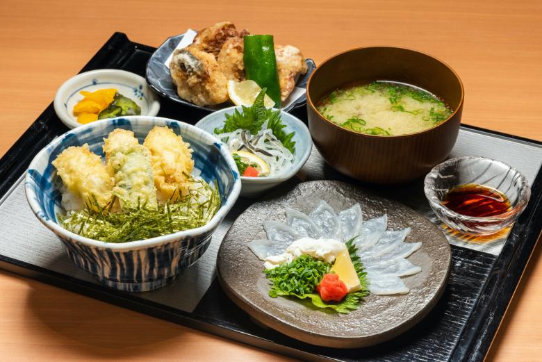 &lt;font color=&quot;#ff9900&quot;&gt;&lt;strong&gt;④かまえ食堂 丼どん&lt;/strong&gt;&lt;/font&gt;&lt;br&gt;自社で養殖している新鮮なトラフグやヒラメを、サービス価格で提供。一番人気の「とらふぐ定食」は、2,000円で刺身や皮、唐揚げ、天丼まで、高価なトラフグを味わいつくせます。刺身や鍋セット、唐揚げ用の身などは持ち帰りもOK。お土産にもぴったりです。&lt;br&gt;&lt;br&gt;