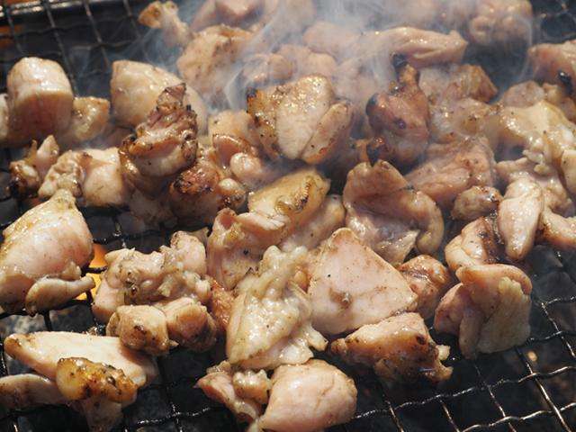■地鶏焼き&lt;br&gt;湯布院では、地鶏料理が食べられるお店が多くあります。炭火焼をはじめ、たたき、お手頃な親子丼など、さまざまなメニューで地鶏特有の歯ごたえと旨味が楽しめます。