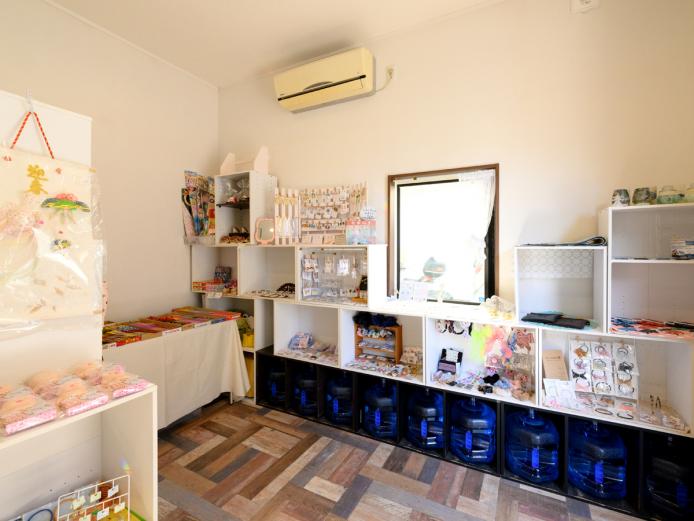 ▲入口を入ると右手にアクセサリー、左手には店主が選んだ個性的なおもちゃや、子供向けのくじがある