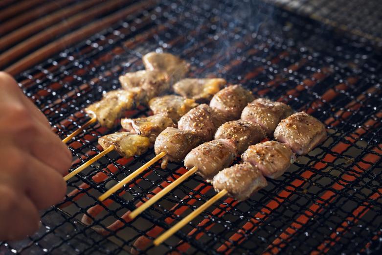 <span style="font-size:12px;"><font color="ffffff"> 写真右から「砂ずり」165円、「ハツ」165円。<br>人気ゆえ品切れになりがちな「ハツ」はメニュー表に載せていない裏メニュー。歯ごたえがよく、脂少なめ。カボスをかけてサッパリいただきます。</font></span><br><br>