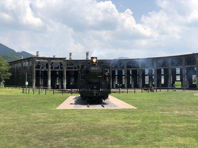 ▲雄大な自然をバックにそびえる姿は圧巻です！