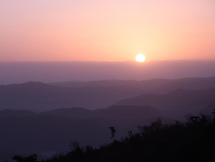 &lt;font color=&quot;#ff4500&quot;&gt;&lt;strong&gt;高山寺&lt;/strong&gt;&lt;/font&gt;（豊後高田市）&lt;br&gt;かつて六郷満山を代表する寺として栄えていた高山寺。標高643mの西叡山頂にあり、国東半島の山々を眺めることができます。またパワースポットとしても人気です。&lt;hr&gt;&lt;span style=&quot;font-size:14px;&quot;&gt;【DATA】&lt;br /&gt;住所／豊後高田市小田原140-91&lt;br&gt;問合せ／0978-25-6219（豊後高田市観光協会）&lt;br&gt;&lt;a href=&quot;https://www.city.bungotakada.oita.jp/site/showanomachi/1237.html&quot; target=&quot;_blank&quot;&gt;&lt;font color=&quot;#0033ff&quot;&gt;HPはこちら&lt;/font&gt;&lt;/a&gt;&lt;/span&gt;&lt;br&gt;&lt;br&gt;