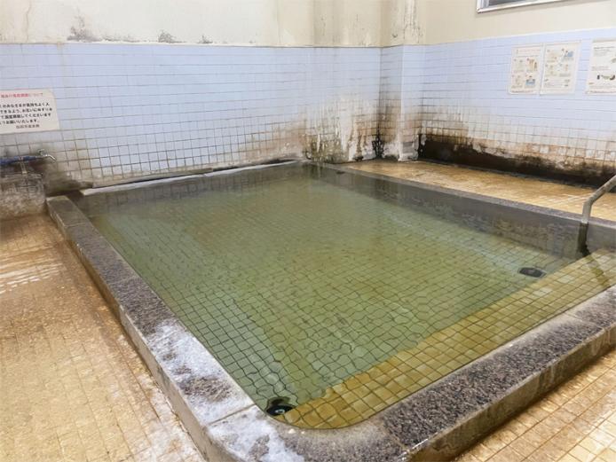 &lt;font color=&quot;#800080&quot;&gt;&lt;strong&gt;熱の湯&lt;/strong&gt;&lt;/font&gt;&lt;br&gt;「熱の湯」という名前は、「身熱を除去する効果がある」ことから名づけられたと伝えられている。以前は、飲泉場や調理場、洗濯場として利用されていたとか。現在の建物は昭和52年に建設されたもので、無料温泉として、今も多くの人に利用されている。&lt;hr&gt;&lt;span style=&quot;font-size:14px;&quot;&gt;【DATA】&lt;br &gt;・住所／別府市鉄輪井田1&lt;br&gt;・電話／なし&lt;br&gt;・種類／内湯&lt;br&gt;・泉質／ナトリウム－塩化物泉&lt;br&gt;&lt;a href=&quot; https://www.city.beppu.oita.jp/sisetu/shieionsen/detail12.html &quot; target=&quot;_blank&quot;&gt;&lt;font color=&quot;#0033ff&quot;&gt;詳細はこちら&lt;/font&gt;&lt;/a&gt;&lt;/span&gt;&lt;br&gt;&lt;br&gt;