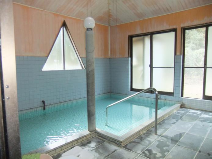 <font color="#800080"><strong>佐田老人憩の家（佐田温泉）</strong></font><br>宇佐市安心院にある温泉の一つ佐田老人憩の家。温泉は男女別のシンプルな内湯のみで、色は無色透明。柔らかくスベスベとした湯が特徴。休憩室は広々とした空間が広がり、風呂あがりにはゆっくりと寛ぐことができる。地元の人の憩いの場となっている。<hr><span style="font-size:14px;">【DATA】<br >・住所／宇佐市安心院町佐田949-1<br>・電話／0978-44-2180<br>・種類／内湯<br>・泉質／ナトリウムー塩化物泉<br><a href="https://www.city.usa.oita.jp/tourist/stayspa/spa/9997.html" target="_blank"><font color="#0033ff">詳細はこちら</font></a></span><br><br>