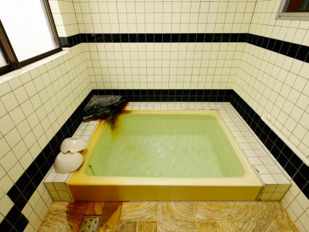 貸切のホーロー風呂。泉質の良さは温泉通が何度も足を運ぶほどのお墨付き