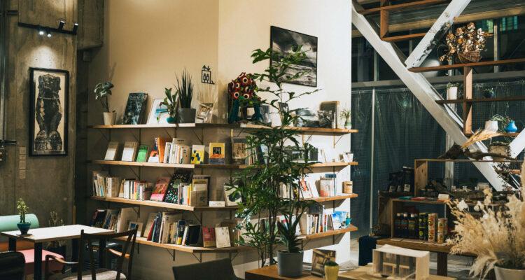 <span style="font-size:16px;"><a href="https://hjmr.jp/ "> <span style="color:#C9F2E3;"><u>HAJIMARI Beppu</u></span></a><br > <span style="font-size:12px;"> 暮らすように滞在できる宿であり、喫茶やショップも併設された別府の新しい文化拠点。宿づくりにはアーティストやクリエイターたちが参加し、館内の随所に彼らの作品が散りばめられています。</span><br /> <span style="font-size:12px;"><span style="color:#FFFF00;">【スポット情報】</span><br /> 住所：大分県別府市千代町5-1<br /> TEL：0977-76-7667<br /> 営業時間：喫茶ゆあみ月・木曜、日曜11:00～17:30、金・土曜11:00～20:00　※イベント時は変更の場合あり。SNSで確認を<br /> 定休日：火・水曜</span><br /><br>