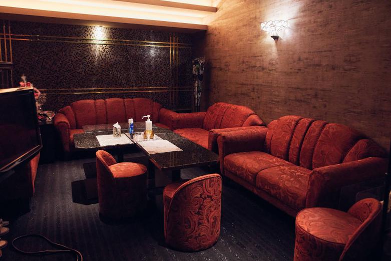 <span style="font-size:12px;"><font color="ffffff">最後に訪れたのは、クラブ〈MEMBER’S 彩（めんばーず さい）〉。〈momokA〉〈クラブ三清〉と同じ通りに位置し、オーナーママの和田久美子さんも「華都会」発足時からのメンバー。</font></span><br><br>