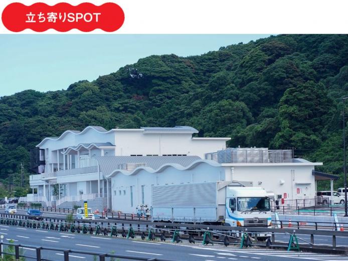 <font color="#ff0000"><strong>地元の恵みを集めた彩り豊かな直売所</strong></font><br><font color="#ff00ff"><strong>道の駅 たのうらら</strong></font><br>新鮮な海鮮や珍しい地元野菜、バラエティ豊かなお弁当やお 土産がそろう人気スポット。地元の食材を気軽に楽しめるの で、観光途中の立ち寄りにもおすすめです。２階フードコート では絶景を眺めながら地元料理が食べられるほか、キッズコー ナー併設のため親子連れにも好評です。<hr><span style="font-size:14px;"><strong>【DATA】</strong><br />住所／大分市神崎梶原1228-9<br>電話／097-529-7301<br>営業時間／9:00～18:00、２階フード コート～21:00（LO20:30）<br>休み／なし<br>駐車場／270台<br>交通アクセス／大分ICから車で約10分<br ><a href=" https://www.tanourara.jp" target="_blank"><font color="#0033ff">HPはこちら</font></a><br><a href=" https://x.gd/wbh33" target="_blank"><font color="#0033ff">MAPはこちら</font></a></span><br><br>