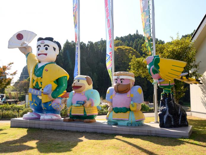 ▲入口には桃太郎のモニュメントが立っています。玖珠ICの前なので立ち寄りに便利