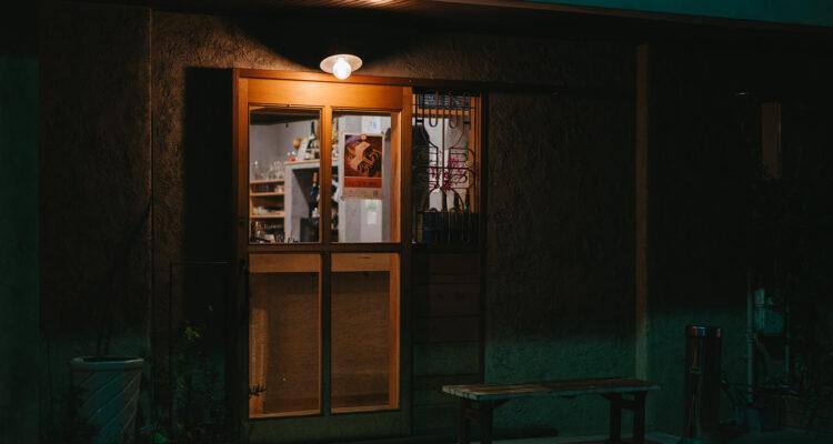 <span style="font-size:16px;"><a href="https://www.instagram.com/beppusakestand.jun/ "> <span style="color:#C9F2E3;"><u> Beppu Sake Stand 巡</u></span></a><br > <span style="font-size:12px;"> オリジナルの日本酒やほかでは飲めない銘柄に出合える角打ち。営業時間が12:00から20:00までなので軽く一杯の利用もOK。もちろんお気に入りのお酒を購入することも可能です。</span><br /> <span style="font-size:12px;"><span style="color:#FFFF00;">【スポット情報】</span><br /> 住所：大分県別府市北浜1-1-1 <br /> TEL：080-9291-6714 <br /> 営業時間：12:00～20:00 <br /> 定休日：水曜日</span><br /><br>