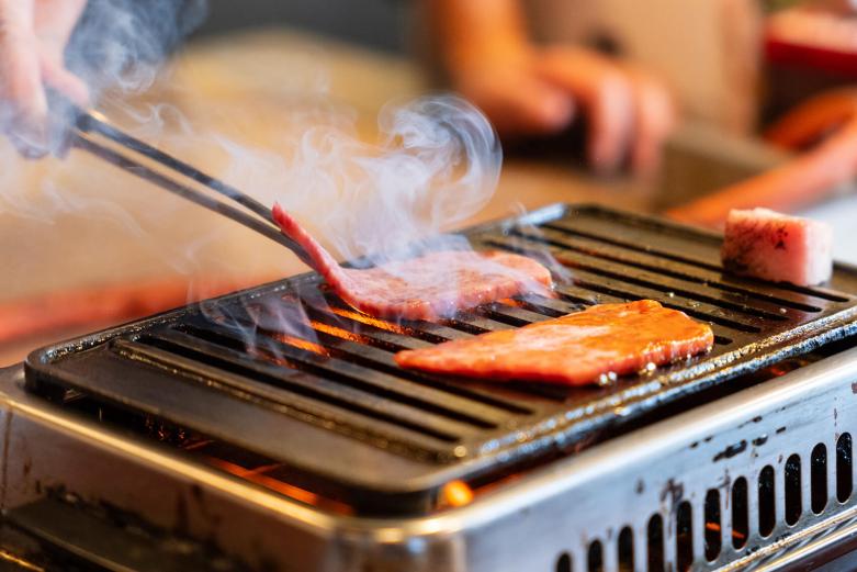 <span style="font-size:12px;">基本は各席に設置されたガスロースターでお客さん自身が焼くセルフ方式です。焼き方に自信がなければ店員さんに声をかけてみましょう。丁寧に教えてくれるのでひとりでもまったく気負わずOKです。<br> <br>焼き上がった極上ロースをひと口食べると、最初に感じられるのは脂の甘み。継ぎ足しでつくられるフルーツたっぷりの自家製タレも絶品で、砂糖不使用の自然な甘みとピリ辛味にファンも多いのだとか。お肉の臭みがまったくなく、爽やかさすら感じる香りと、後味がさっぱりとしているのでどんどん箸が進みます。</span><br><br>