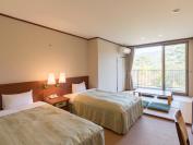 部屋は和室と和洋室があり、どちらも開放感のある大きな窓が特徴