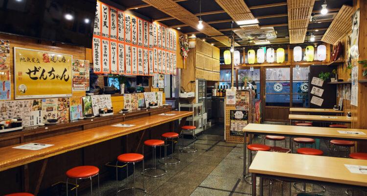 <span style="font-size:16px;"><a href="https://fbxe800.gorp.jp/"> <span style="color:#C9F2E3;"><u>地魚屋台 ぜんちゃん</u></span></a><br > <span style="font-size:12px;">中津唐揚げや地元のハモ、新鮮な刺し身など常時70種のメニューがあり、地の食材を活かした味わいが楽しめる。地酒カップの豊富なラインナップも魅力です。</span><br /> <span style="font-size:12px;"><span style="color:#FFFF00;">【スポット情報】</span><br /> 住所：大分県中津市島田352-9（日の出町アーケード内）<br /> TEL：0979-31-6002 <br /> 営業時間：17:00〜23:00（L.O. 22:30）<br /> 定休日：不定休</span><br /><br>