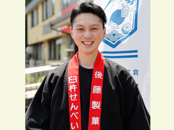 ▲「ぜひ見学に来てください！」と5代目後藤亮馬さん。“せんべい王子”とも呼ばれてます