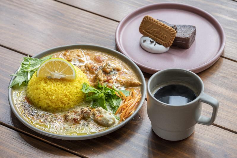 グリーン＆チキンのあいがけカレー