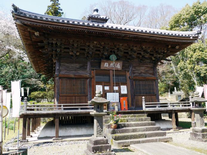 <font color="#800080"><strong>愛染堂</strong></font>（竹田市）<br>竹田市に現存する最古の建物で、国指定重要文化財にも指定されています。お堂を時計の針とは反対方向に三回まわってお祈りすると、恋の願い事が叶うと言われています。<hr><span style="font-size:14px;">【DATA】<br />住所／竹田市大字竹田寺町<br>問合せ／0974-63-4807（竹田市商工観光課）<br><a href="https://taketa.guide/spots/detail/9fa0da43-2f0a-46b0-9c87-7a429301e33e" target="_blank"><font color="#0033ff">HPはこちら</font></a></span><br><br>