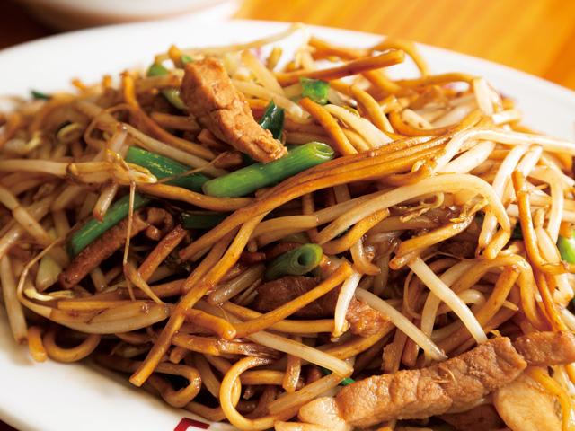 <font color="#ff1493"><strong>三隈飯店</strong></font><br>日田市民ソウルフード「日田やきそば」は、強火でパリッと焼いた生麺と、大量のもやしのシャキシャキ感、コクのあるソースがクセになる美味しさ。日田市内のラーメン屋さんには必ずあるくらいメジャーな一品です。<hr><span style="font-size:14px;"><strong>【DATA】 </strong><br /> 住所／日田市隈1-5-21<br>電話／0973-22-7261<br>駐車場／5台<br>アクセス／日田ICから車で約10分<br /><a href="https://www.oidehita.com/archives/996" target="_blank"><font color="#0033ff">詳細はこちら</font></a></span>