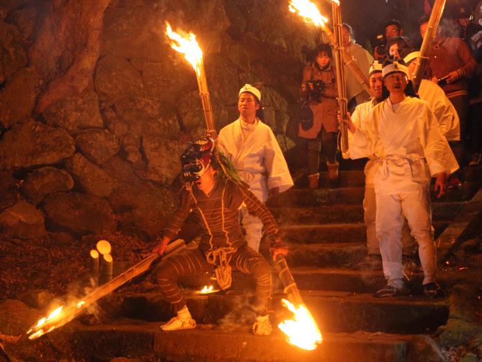 <font color="#008000"; span style="font-size:18px;"><strong>岩戸寺修正鬼会：国東市</strong></font><br>開催日／2027年2月中旬（予定）<br>開催場所／岩戸寺（大分県国東市国東町岩戸寺）<br>問合せ／0978-72-2677（国東市文化財課）<br><a href="https://www.city.kunisaki.oita.jp/soshiki/bunkazai/shinaiminzokugyojiiwatojisyujyoonie.html" target="_blank"><font color="#0033ff">詳細はこちら</font></a><br><br>