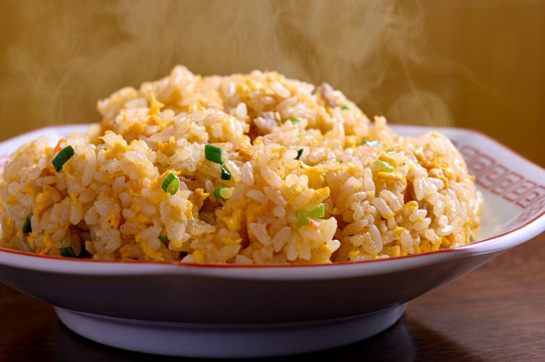 <span style="font-size:12px;">ほかにもファンが多い「中華風カツ丼」1000円や、絶妙な火加減で仕上げたパラパラの「チャーハン」800円など、深夜に食べたくなる一品ぞろい。<br>繁華街らしい活気に包まれながらも、大将の気さくな人柄に、ふと肩の力が抜けます。</span><br><br>