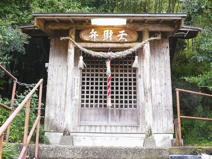 <span style="font-size:18px;"><strong><span style="color: #EE82EE;"> 弁財天</span></strong></span><br /><span style="font-size:14px;"> 温泉街の入り口の一つにあるお堂に祀られているのは、音楽や芸術、財運など様々なご利益を授けてくれる神様。お参りもお忘れなく。</span><br />