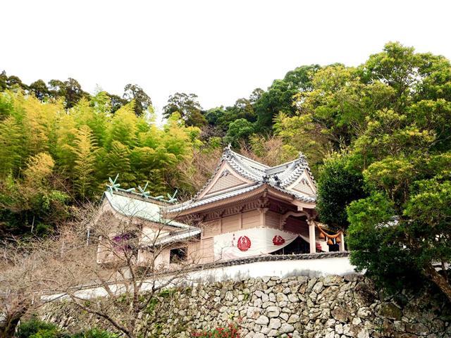 <font color="#ff1493"><strong>粟嶋神社</strong></font><br>佐伯市の沿岸にある神社。薄桃色の可愛らしい社殿が特徴で、安産や縁結びの神様で知られており、江戸時代には毛利藩の女中たちも参拝していたといわれています。自然の風景が描かれた鮮やかな天井絵も見事です。<hr><span style="font-size:14px;"><strong>【DATA】 </strong><br /> 住所／佐伯市米水津小浦<br>電話／0972-23-3400（佐伯市観光案内所）<br>駐車場／10台<br>アクセス／佐伯ICから車で約30分<br /><a href=" https://www.visit-saiki.jp/spots/detail/005d1eba-3028-47ed-9a7f-421faad5eb75" target="_blank"><font color="#0033ff">詳細はこちら</font></a></span>