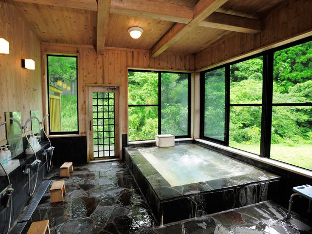 <font color="#800080"><strong>唄げんかの湯 木浦名水館</strong></font><br>豊の国名水百選の一つ「蓮光寺湧水」を利用した風呂が楽しめる施設。浴槽に桧を使用しているので心地よい香りがして、湧水のやわらかな肌触りとともに心身を癒してくれる。館内には「だんご汁」などが味わえる食事処のほか、木浦鉱山の鉱石などを展示している。<hr><span style="font-size:14px;">【DATA】<br >・住所／佐伯市宇目大字木浦鉱山399<br>・電話／0972-55-4154<br>・種類／内湯<br><a href=" https://www.visit-saiki.jp/spots/detail/96d2ba55-cfac-46a3-a7e1-8a94b396f326 " target="_blank"><font color="#0033ff">詳細はこちら</font></a></span><br><br>