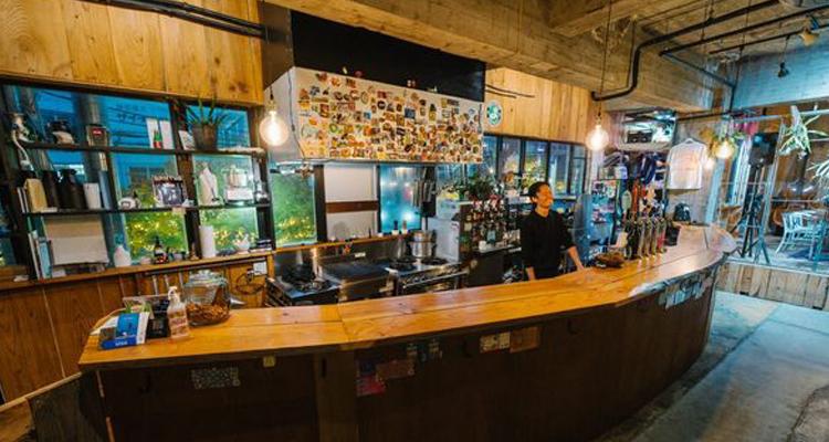 <span style="font-size:16px;"><a href="https://www.instagram.com/bistroshun/?hl=ja"> <span style="color:#C9F2E3;"><u>ビストロ俊</u></span></a><br > <span style="font-size:12px;">選りすぐりのナチュラルワインとクラフトビールが楽しめる店。お酒に合う料理も豊富で、さまざまなシーンで活躍してくれます。</span><br /> <span style="font-size:12px;"><span style="color:#FFFF00;">【スポット情報】</span><br /> 住所：大分市府内町2丁目4-15 若竹ビル 2F<br /> TEL：080-4280-7351<br /> 営業時間：18:00～23：30／日曜 15:00～21:00<br /> 定休日：月曜</span><br /><br>