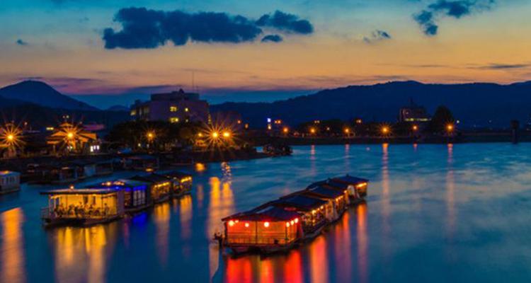 <span style="font-size:16px;"><a href="https://www.hita-onsen.com/yakatabune.html "> <span style="color:#C9F2E3;"><u>遊船（屋形船）</u></span></a><br > <span style="font-size:12px;"> 200年の伝統を誇る屋形船は、全国でも長良川と並び称される規模で、川の上でいただくお料理は最高の贅沢です。40捜以上の屋形船が川面にならぶ姿は古くより日田の風物詩となっています。申し込み等の詳細は、お電話にてお問い合わせください。</span><br /> <span style="font-size:12px;"><span style="color:#FFFF00;">【スポット情報】</span><br /> 住所：日田市三隈川<br /> TEL：0973-22-2062（日田旅館組合）</span><br /><br>