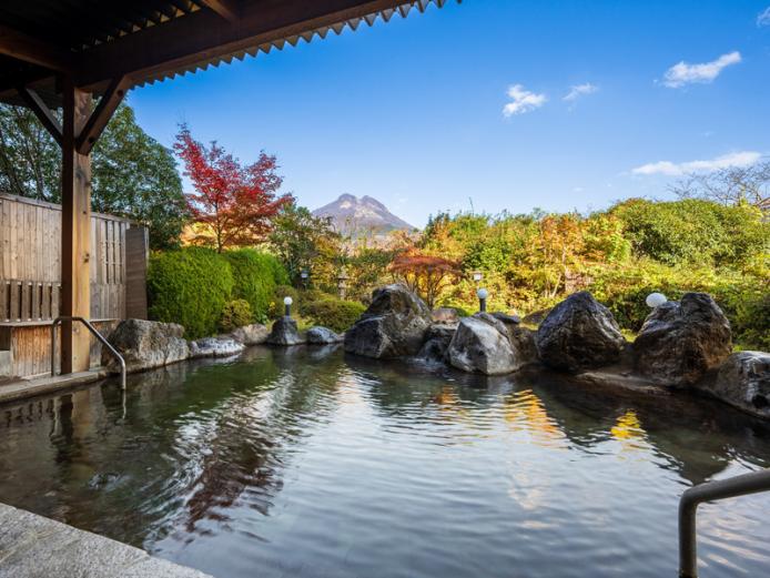 <font color="#800080"><strong>ゆふいん山水館</strong></font><br>雄大な由布岳を望むことができる露天風呂では、春は桜、秋は紅葉など四季折々の景色が楽しめるのも魅力。アルカリ性単純温泉のさらっとした肌触りのお湯はクセがなく、美肌効果が期待できるほか、サウナもあり県内外からファンが訪れる。<hr><span style="font-size:14px;">【DATA】<br >・住所／由布市湯布院町川南108-1<br>・電話／0977-84-2101<br>・種類／内湯、露天、サウナ<br>・泉質／アルカリ単純温泉<br><a href="https://www.sansuikan.co.jp/ " target="_blank"><font color="#0033ff">詳細はこちら</font></a></span><br><br>