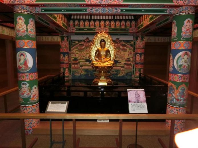 &lt;font color=&quot;#800080&quot;&gt;&lt;strong&gt;大分県立歴史博物館&lt;/strong&gt;&lt;/font&gt;（宇佐市）&lt;br&gt;&lt;strong&gt;宇佐・国東半島の歴史を幅広く紹介&lt;/strong&gt;&lt;br&gt;宇佐・国東半島を中心に、大分県内の歴史と文化が学べる博物館。国宝富貴寺大堂の復元模型や熊野磨崖仏のレプリカは実物大で迫力満点です。六郷満山文化に関する資料も多数展示しており、独自の文化“神仏習合”の歴史を知るには、まずここからスタートするのがおすすめです。&lt;br&gt;&lt;hr&gt;&lt;strong&gt;【DATA】&lt;/strong&gt;&lt;br&gt;住所：宇佐市大字高森字京塚／電話：0978-37-2100／アクセス：宇佐ICから車で約12分&lt;br&gt;&lt;a href=&quot;https://www.pref.oita.jp/site/rekishihakubutsukan/&quot; target=&quot;_blank&quot;&gt;&lt;font color=&quot;#0033ff&quot;&gt;&lt;strong&gt;詳細はこちら&lt;/strong&gt;&lt;/font&gt;&lt;/a&gt;&lt;br&gt;&lt;br&gt;&lt;br&gt;