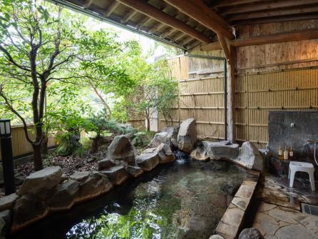 大人４〜5人が余裕を持って入浴できる露天風呂（大）