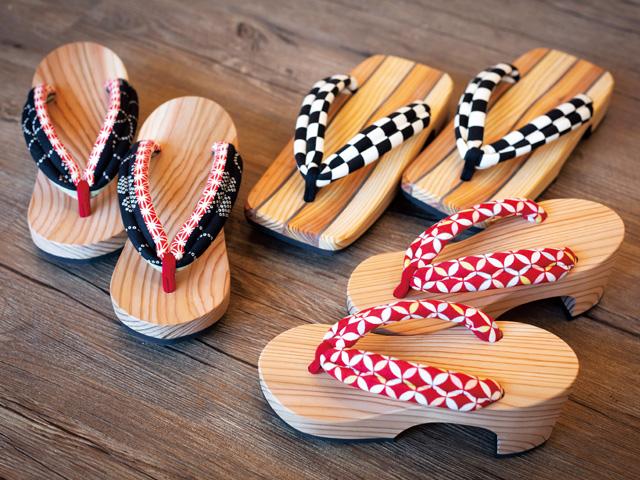 <font color="#ff1493"><strong>本野はきもの工業</strong></font><br>日田は昔から杉の産地として知られ、下駄が作られてきました。木目の美しさと、履き心地の良さが人気で、クラフト作家とのコラボ商品などセンス抜群なデザインの下駄が注目を浴びています。鼻緒と台を選んで作るプチオーダーメイドもできちゃいます。<hr><span style="font-size:14px;"><strong>【DATA】 </strong><br /> 住所／日田市三芳小渕町1080-3<br>電話／0973-22-4460<br>駐車場／15台<br>アクセス／日田ICから車で約10分<br /><a href="http://motono-hakimono.com/" target="_blank"><font color="#0033ff">詳細はこちら</font></a></span>