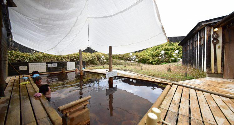 <span style="font-size:16px;"><a href="https://lamune-onsen.co.jp/ "> <span style="color:#C9F2E3;"><u>ラムネ温泉館</u></span></a><br > <span style="font-size:12px;"> ラムネ温泉館がある長湯温泉エリアは、二酸化炭素の濃度が高い炭酸泉が豊富に湧出することから「日本一の炭酸泉」と評され、高い温浴効果も医学的に注目されています。</span><br /> <span style="font-size:12px;"><span style="color:#FFFF00;">【スポット情報】</span><br /> 住所：大分県竹田市直入町大字長湯7676-2 <br /> TEL：0974-75-2620 <br /> 営業時間：10:00～22:00 <br /> 定休日：毎月第1水曜日（※1月と5月は第2水曜日）</span><br /><br>