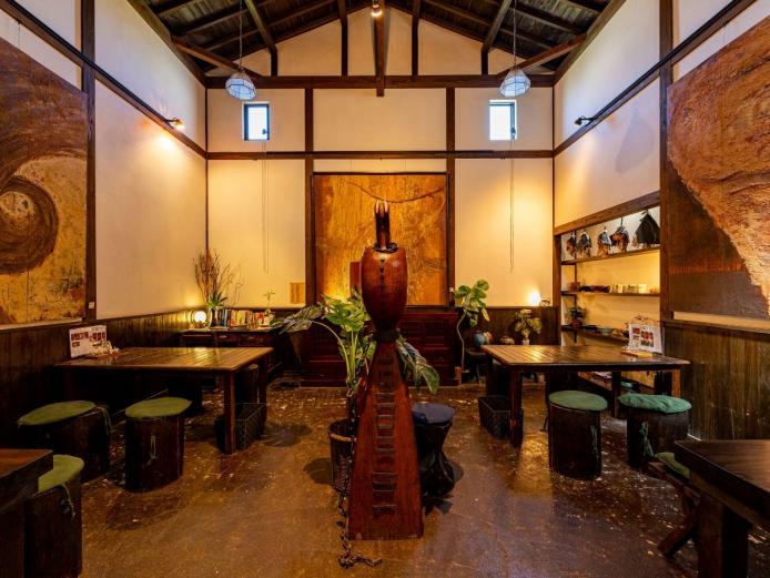 ▲店内には大分ゆ かりの作家の作品が展示されています