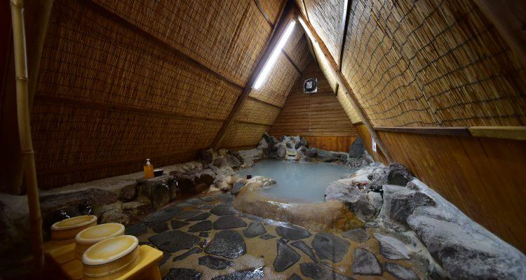 <span style="font-size:16px;"><a href="https://yuno-hana.jp/onsen/ "> <span style="color:#C9F2E3;"><u>みょうばん湯の里</u></span></a><br > <span style="font-size:12px;"> 明礬温泉のシンボル“湯の花小屋”が立ち並び、風情たっぷり。大露天岩風呂・家族湯・レストラン等があり、一日ゆっくりとお過ごしいただけます。</span><br /> <span style="font-size:12px;"><span style="color:#FFFF00;">【スポット情報】</span><br /> 住所：：大分県別府市明礬温泉6組<br /> TEL：0977-66-8166 <br /> 営業時間：10:00～20:00(受付19:00)、貸切湯は～19:00(受付18:00) <br /> 定休日：なし ※天候などにより臨時休業となる場合あり</span><br /><br>