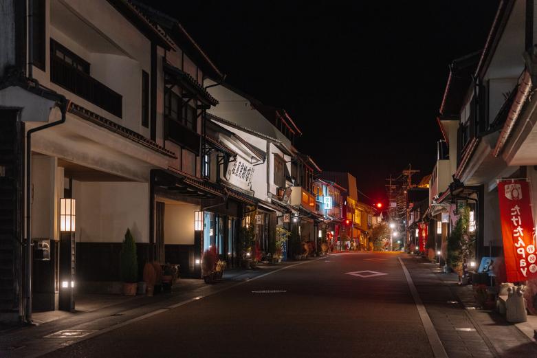 <span style="font-size:12px;"><font color="ffffff"> 花水月を後にしたら、竹田橋を渡ってcueが面する古町通りをまっすぐ南東へと進んでいきます。城下町らしく碁盤の目のようになった通りは、日が暮れてとっても静か。<br>目指すは、TAKETA mapの最も奥に書かれている上町通りの一軒目です。</font></span><br><br>