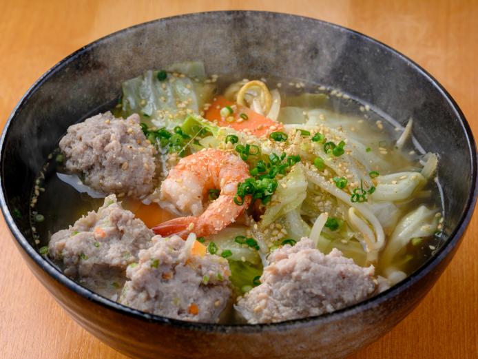 ▲「まぐろちゃんぽん」900円。「半チャン」（半ちゃんぽんと半ひゅうが丼のセット）1500円もある