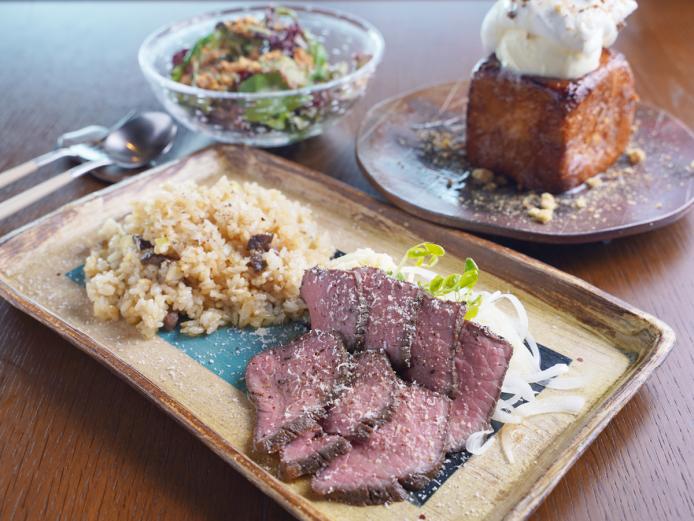 ▲「炭酸水泉かぼすスカッシュ」500円、シュガーデニッシュ「岩」1000円