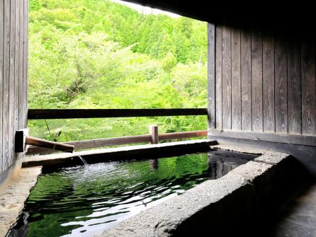 客室に備わった雰囲気も眺めも抜群の半露天風呂
