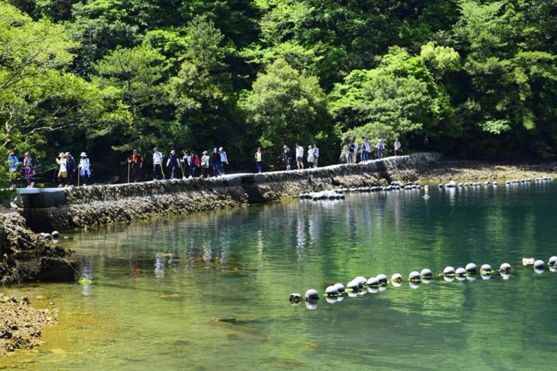 湾に係る堤防「海の細道」もお楽しみポイントのひとつ！  すこし息のあがる山道を抜けるとそこには、