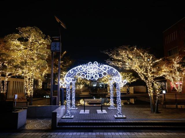 &lt;font color=&quot;#800080&quot;&gt;&lt;strong&gt;大分の夜を彩るライトアップ＆イルミネーション&lt;/strong&gt;&lt;/font&gt;&lt;br&gt;キラキラと夜の街に輝く幻想的なライトアップ＆イルミネーション。おんせん県おおいたでも各地で実施され、ロマンティックに街中を演出しています。その土地ならではの工夫を凝らしたものもあります☆ ぜひ、いろんなイルミネーションスポットにお出かけください。&lt;br /&gt;&lt;a href=&quot; https://www.visit-oita.jp/topics/detail/221&quot; target=&quot;_blank&quot;&gt;&lt;font color=&quot;#0033ff&quot;&gt;詳細はこちら&lt;/font&gt;&lt;/a&gt;&lt;br&gt;&lt;br&gt;