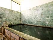1階の貸切湯。内湯と同じ、良質な湯で満たされている