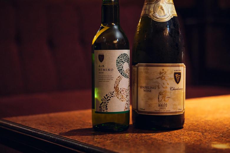 <span style="font-size:12px;"><font color="ffffff"> 淳子ママ一押しのお酒は大分麦焼酎〈いいちこ〉でおなじみ・三和酒類の〈安心院スパークリングワイン〉。安心院町のシャルドネを100%使い国内でも珍しいビン内２次発酵で製造されています。ANAのファーストクラスでも提供されていた名品で、辛口なのに飲みやすいと好評なんだとか。<br> <br> 「今春にはクラシックなイメージをもとにした２室を設け、昭和のクラブの雰囲気は残しつつもアップデートします。若いお客様にもぜひ伝統のクラブ文化に触れていただきたいので、SNS発信にも引き続き力を入れていきたいです」</font></span>