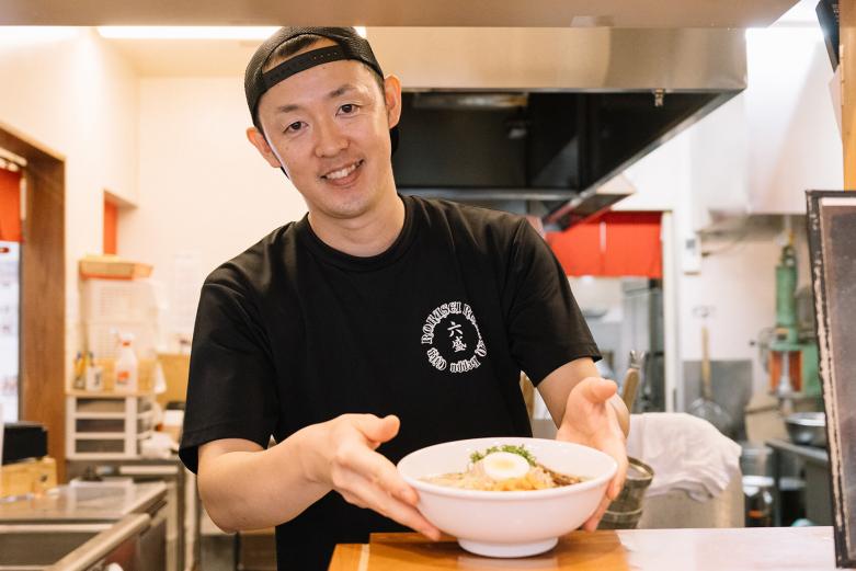 <span style="font-size:12px;">今回ラーメンを提供してくださったのは、丁寧な仕事ぶりが評判の永田大輔さん。<br> 「創業者のお義父さんから受け継いだ味を守って、丁寧さを心がけ妥協せずにつくり続けたい」と話します。<br> <br> 毎週通う人がいるのもうなずける、唯一無二のおいしさをぜひ楽しんで。<br> スープがなくなり次第終了なので早めの訪問がおすすめです。</span>