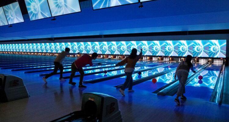 <span style="font-size:16px;"><a href="https://www.round1.co.jp/"><span style="color:#C9F2E3;"><u>ラウンドワンスタジアム大分店</u></span></a><br ><span style="font-size:12px;"> ボウリングやカラオケ、様々なスポーツが楽しめるスポッチャなどが揃う大型アミューズメント施設。JR大分駅から無料バスも出ているので、車がなくても来店できる。</span><br /><span style="font-size:12px;"><span style="color:#FFFF00;">【スポット情報】</span><br />住所：大分県大分市萩原2-13-17<br />TEL：097-573-2800<br />営業時間：10:00～早朝6:00/土・日曜は24時間営業<br />定休日：なし</span><br /><br>