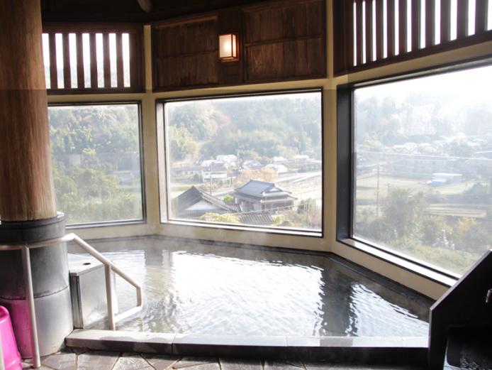 &lt;font color=&quot;#800080&quot;&gt;&lt;strong&gt;西谷温泉キャンピングパーク&lt;/strong&gt;&lt;/font&gt;&lt;br&gt;一目八景、青の洞門などの観光スポットに近い、自然に囲まれた天然温泉。トロリとした肌触りの湯が自慢で、湯上りはツルツルになると評判だ。温泉を楽しんだ後は、50畳の大広間でゆっくりくつろぐこともできる。緑に囲まれたログハウスやキャンプ場も併設。&lt;hr&gt;&lt;span style=&quot;font-size:14px;&quot;&gt;【DATA】&lt;br &gt;・住所／中津市本耶馬渓町西谷1448&lt;br&gt;・電話／0979-53-2100&lt;br&gt;・種類／内湯、貸切湯&lt;br&gt;・泉質／単純温泉&lt;br&gt;&lt;a href=&quot; https://nakatsuyaba.com/?introduce=nishitani&quot; target=&quot;_blank&quot;&gt;&lt;font color=&quot;#0033ff&quot;&gt;詳細はこちら&lt;/font&gt;&lt;/a&gt;&lt;/span&gt;&lt;br&gt;&lt;br&gt;