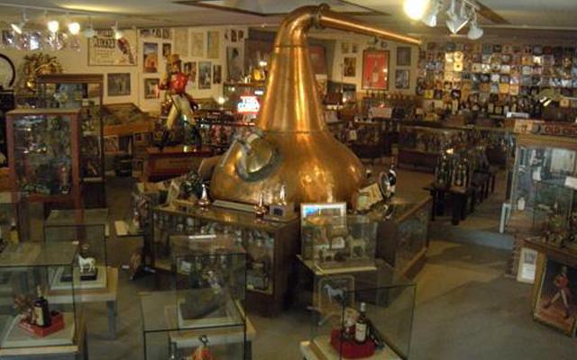 <span style="font-size:16px;"><a href="https://tenryo-hita-whiskymuseum.com/"><span style="color:#C9F2E3;"><u>天領日田洋酒博物館</u></span></a><br ><span style="font-size:12px;"> オーナーが約40年以上かけてコレクションした洋酒やノベルティーグッズなど、4万点以上のコレクションは圧巻。日田杉のカウンターでお酒を楽しめるバーも併設。</span><br /><span style="font-size:12px;"><span style="color:#FFFF00;">【スポット情報】</span><br />住所：大分県日田市本庄町3-4<br />TEL：0973-28-5266<br />営業時間：11:00～17:00、バーは20:30～24：30<br />定休日：水曜（バーは水曜も営業）</span><br /><br>